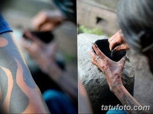 Фото, демонстрирующее традиционный процесс нанесения татуировки с использованием ручных инструментов и натуральных пигментов.